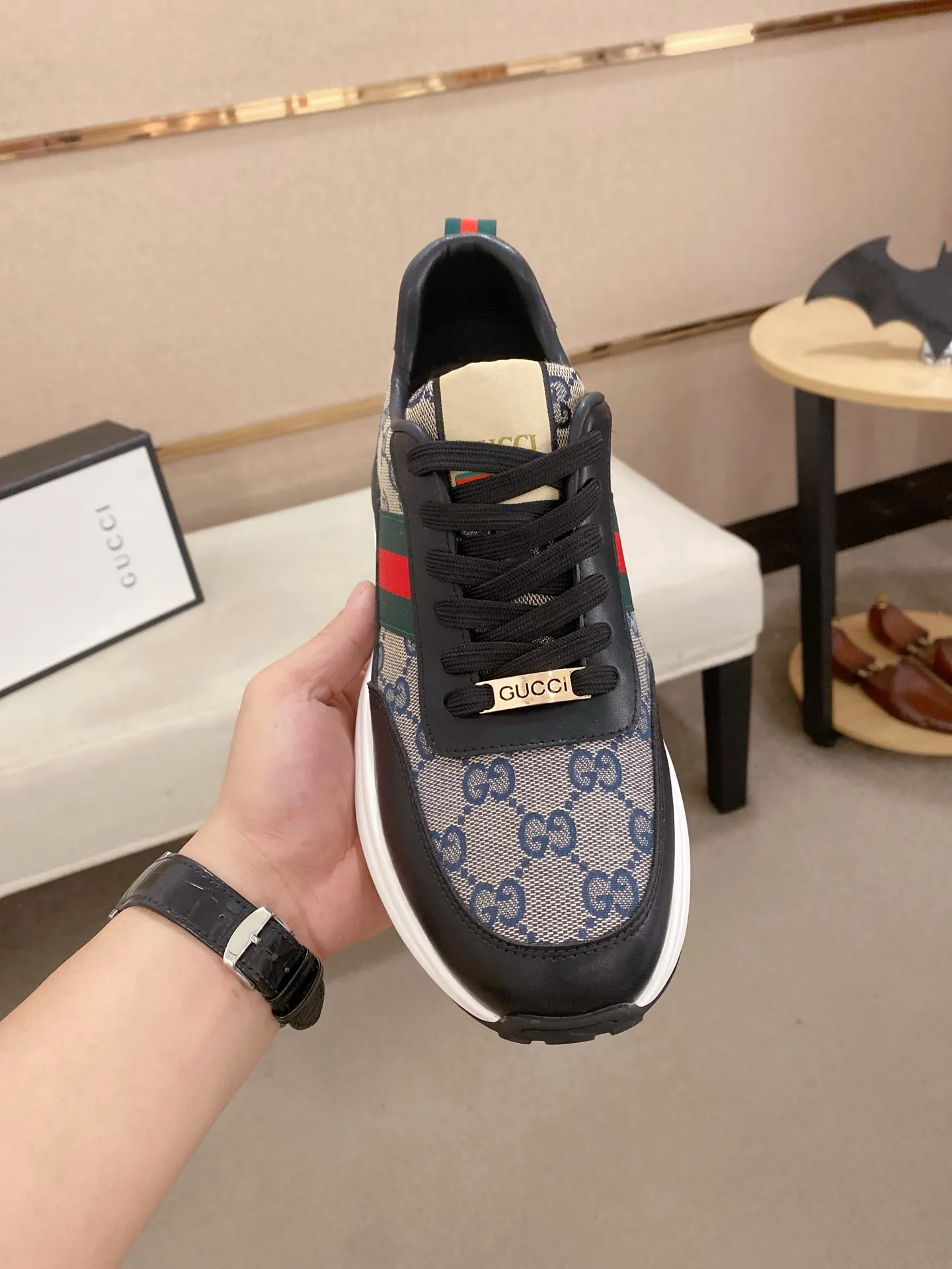 Men's shoes 💰 462💰The new GUCCI (Gucci) counters are launched simultaneously. The new men's shoes, 😘fabrics are selected from imported cowhide, and the lining is sheepskin lining. 👍🏿 High-end ☄️ air-cushion molded anti-slip rubber outsole, exquisite lines, simple and elegant, comfortable and high-end for leisure travel. Code number: 38 to 44 (45 can be customized and cannot be returned or exchanged)